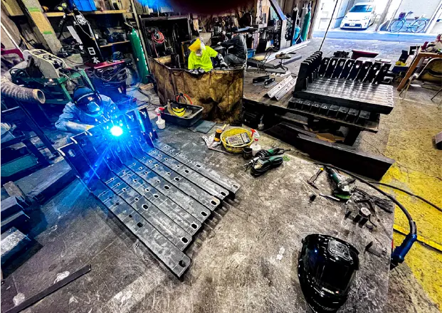 機器分解と整備を行う現場作業の様子