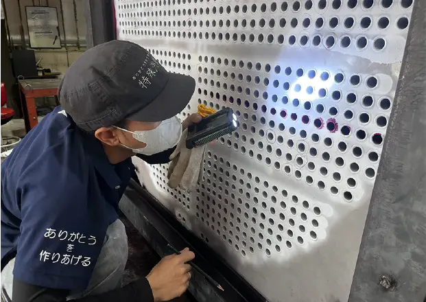 設備の点検・加工を行う技術者の様子