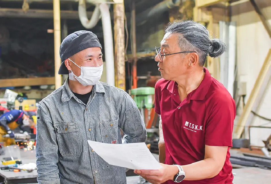 経営者と従業員がコミュニケーションを取る様子