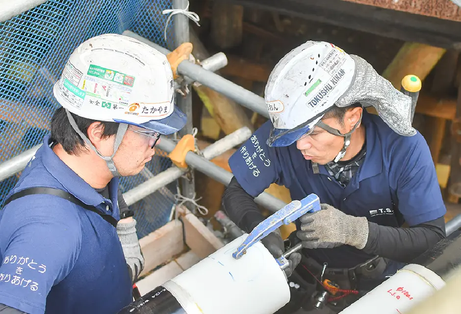 先輩社員が後輩社員にマンツーマン指導をする様子